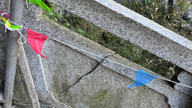 实探天门山“天梯”护栏受损处：临时用铁栏杆围挡，不少游客驻足拍照