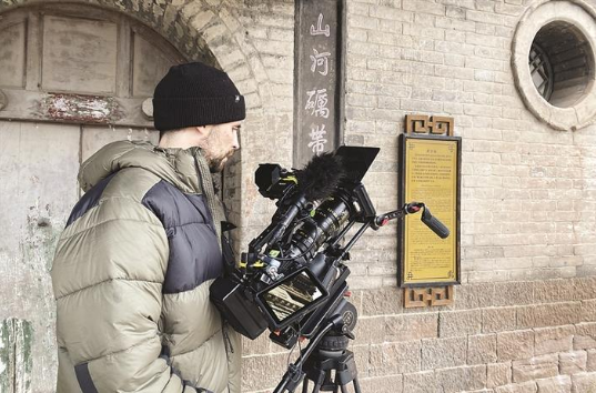 纪录片《徒步黄河》摄制组在碛口取景拍摄