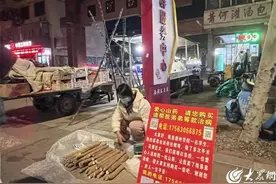 大学生摆摊筹钱救弟，德州热心市民施援手，像极了黑夜里的一束光图片