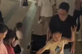 残疾男孩练爬台阶被小朋友围观，因为家长的一句话一口气爬了20多级台阶图片