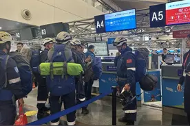 厦航护送蓝天救援队驰援西藏地震灾区图片