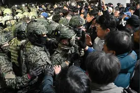 韩国总统尹锡悦为何要突然宣布紧急戒严令？视频封面