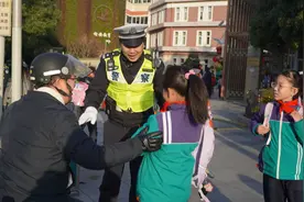 电动车接送孩子忘戴头盔怎么办？警校联手，上学路上有了“共享头盔”图片