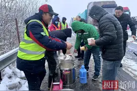 记者探访许广高速天门段：道路冰雪已除尽，车辆正逐步恢复通行图片