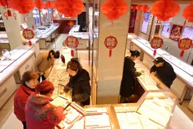 为何金价狂飙抢着买、蜜雪冰城被护短？盛行理性消费对冲风险图片