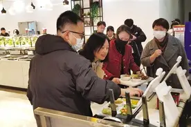 餐盘植入芯片，实现自动精准计量与大数据营养分析 智慧餐厅里 科技感十足图片