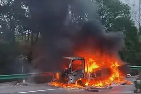 S2沪芦高速发生货车起火事故 所幸无人伤亡图片