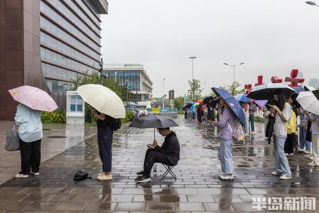 比景区更火！暑期青岛图书馆“一座难求”