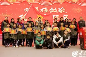 东营市丽景小学组织“童心敬老兵 共叙爱国情”活动图片