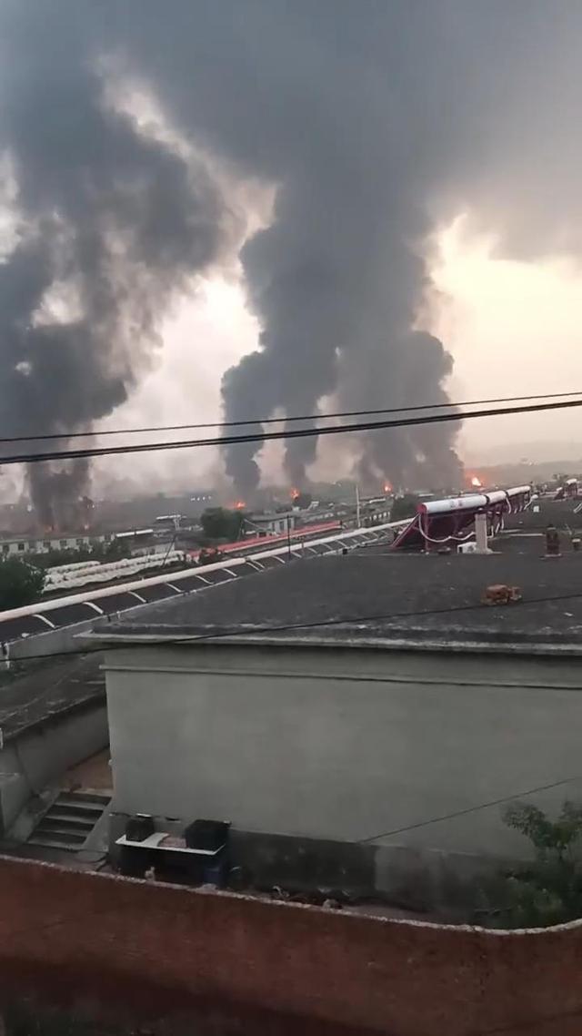 京哈高速一罐车被追尾致燃油泄漏