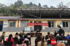 有车有商铺的儿子多年未付赡养费   巡回法庭开到村里为8旬老人维权图片