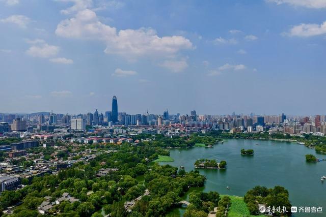 俯瞰蓝天白云下的泉城美景