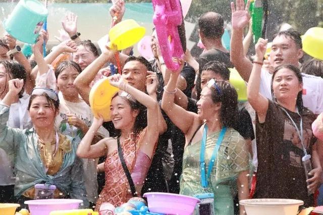 来红河看“滇超联赛”！当保山遇上红河，开启一段奇妙篇章！