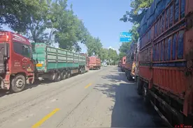 网友曝货车拉烂苹果到礼泉一果汁厂，厂商称原料不良率过高会退回，市监局：已取样送检图片