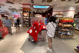 巴黎奥运会周边商品热销，有人已收藏80多件纪念品图片