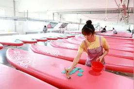 国产桨板在海外市场“劈波斩浪”图片