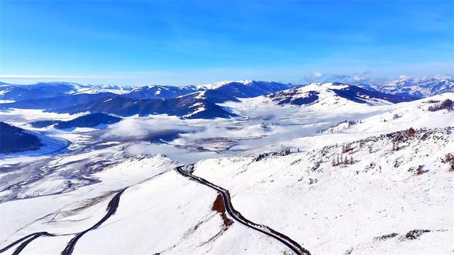 疆山如画丨雪覆草原 阿禾公路已开启仙境模式