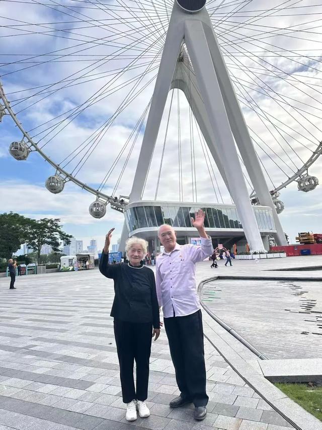 90岁的他火遍全网！网友：这就是爱情最美好的样子……