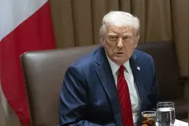 不满美联储降息“太慢”，特朗普警告鲍威尔：我一声令下就得走人图片