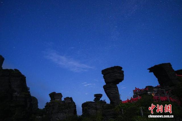 贵州梵净山夏夜星空灿烂 如梦如幻