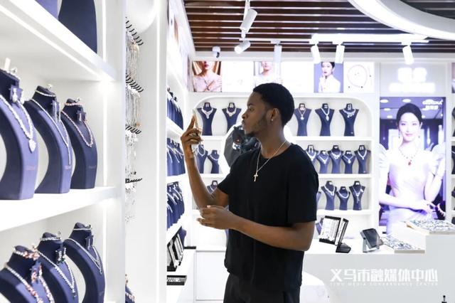 拨浪鼓摇响春晚舞台！世界义乌何以吸引全球目光？