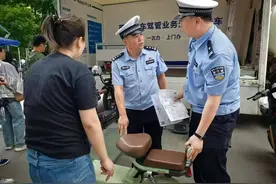端午送服务 便民暖人心 —— 电动自行车 “一站式” 社区服务获群众点赞图片