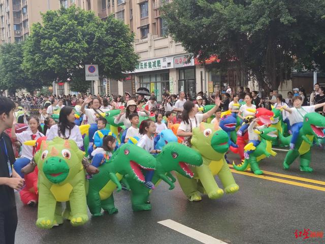 快看，恐龙出没！四川自贡举行“史前派对 恐龙大巡游”，10月3日还有一场