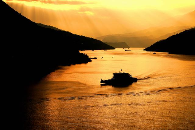 镜鉴｜定格美丽重庆：余晖映巫峡