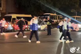 兖州交警站好“护学岗”守护“平安路”图片