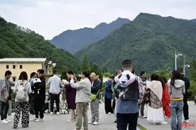 “福宝”亮相！粉丝千里赴约，“志向是看遍全世界所有的熊猫”图片