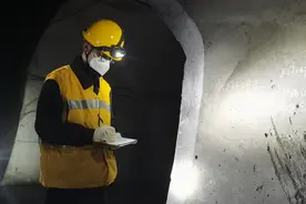 新春走基层｜青藏铁路上的隧道“打冰人”图片