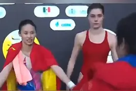 陈芋汐夺冠 全红婵摘银 赛后陈芋汐主动张开双臂 两人再次暖暖相拥图片