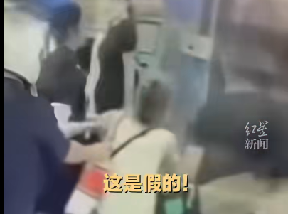 惊人后续！老太地铁逼年轻女子让座被一脚踹飞！同日被当地警方通缉：涉刑案