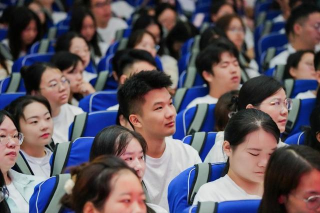 陈学东院士为2025荆楚新教师讲授《人形机器人及具身智能》