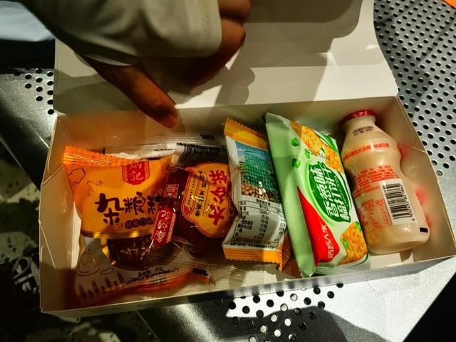 受“白海豚”影响，抵达郑州一航班降落前在上空盘旋25分钟，准备降落时因雨大无法降落，临时飞运城盐湖机场备降
