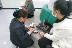 家中失火现金被烧毁 眉山农行清点“火烧币”为客户兑换新币图片