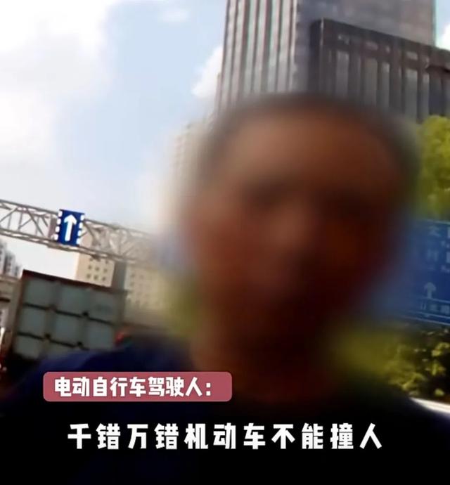 男子闯红灯被撞后怒吼被交警教育