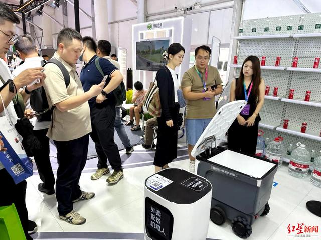 1.65米高的“天行者2号”来了！成都高新区多款具身智能产品亮相2025世界机器人大会