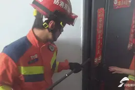 邹平：两岁幼童反锁家中 消防破门营救图片