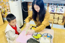 拿着“打工证”体验工作的乐趣，幼儿园萌娃进行劳动体验图片