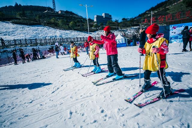 梅花山滑雪场热雪“燃冬”!