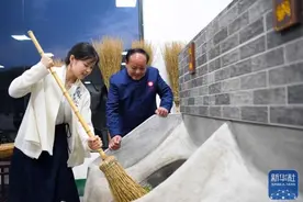 大别山下的茶乡女孩图片