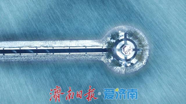 一年四季 泉在济南丨济南2025年首场雪降临，玉清湖“栈桥”变琼楼玉宇