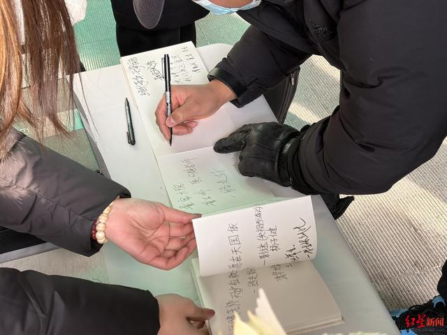 何晴追思会今日举行，六小龄童送花圈 儿子致悼词：母亲离世前看到她喜欢的雪