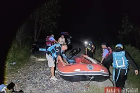 外地游客钓鱼被困滩涂，湖北老河口多方联合救援图片