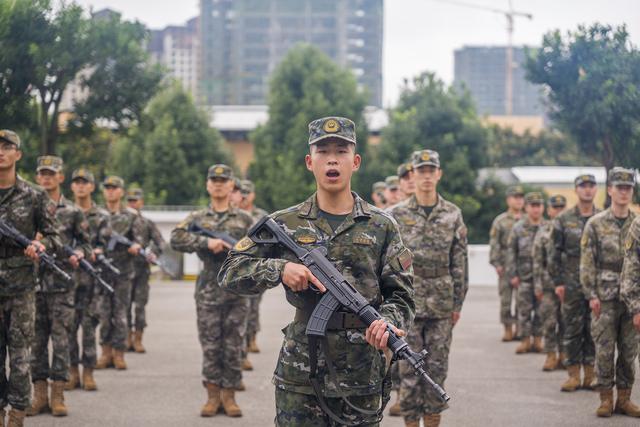 新兵授枪：钢枪在手使命扛肩