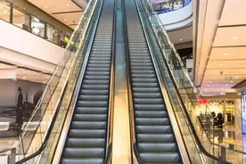 冬季戴围巾乘坐自动扶梯，一定要注意这些事项图片