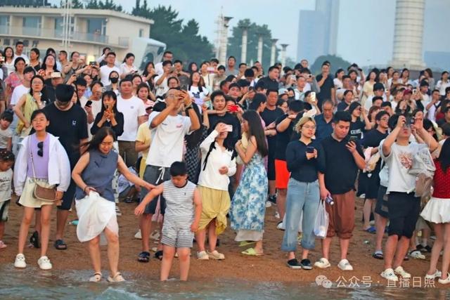 日照的海边人山人海！