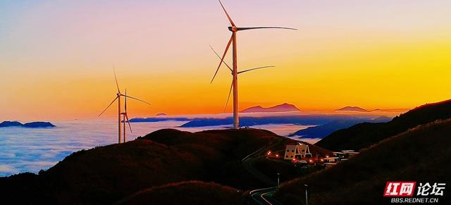 【每日一图@湖南】月夜风车与霞光云海同框？初冬的桂东万洋山做到了