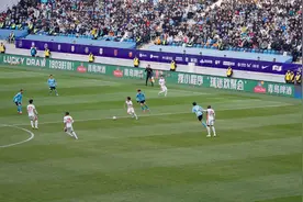 “边看球、边畅饮”   青岛啤酒解锁绿茵场边的双重狂欢图片